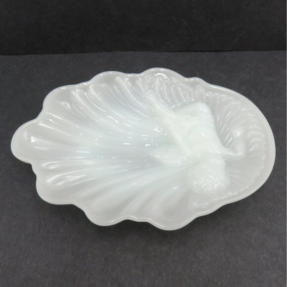 AVON Milk Glass Shell Dish with Cherub Angel Design Decorative Vintage - Picture 1 of 9